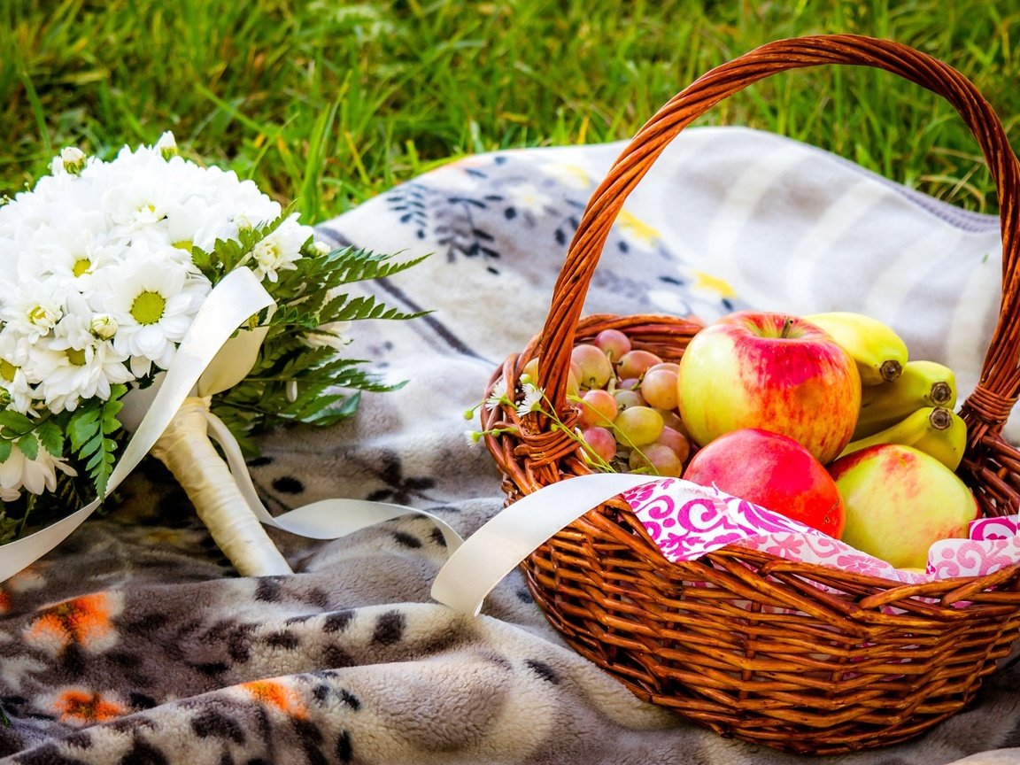 Обои пикник, цветы, бананы, трава, виноград, фрукты, яблоки, букет, хризантемы, корзинка, picnic, flowers, bananas, grass, grapes, fruit, apples, bouquet, chrysanthemum, basket разрешение 1920x1200 Загрузить