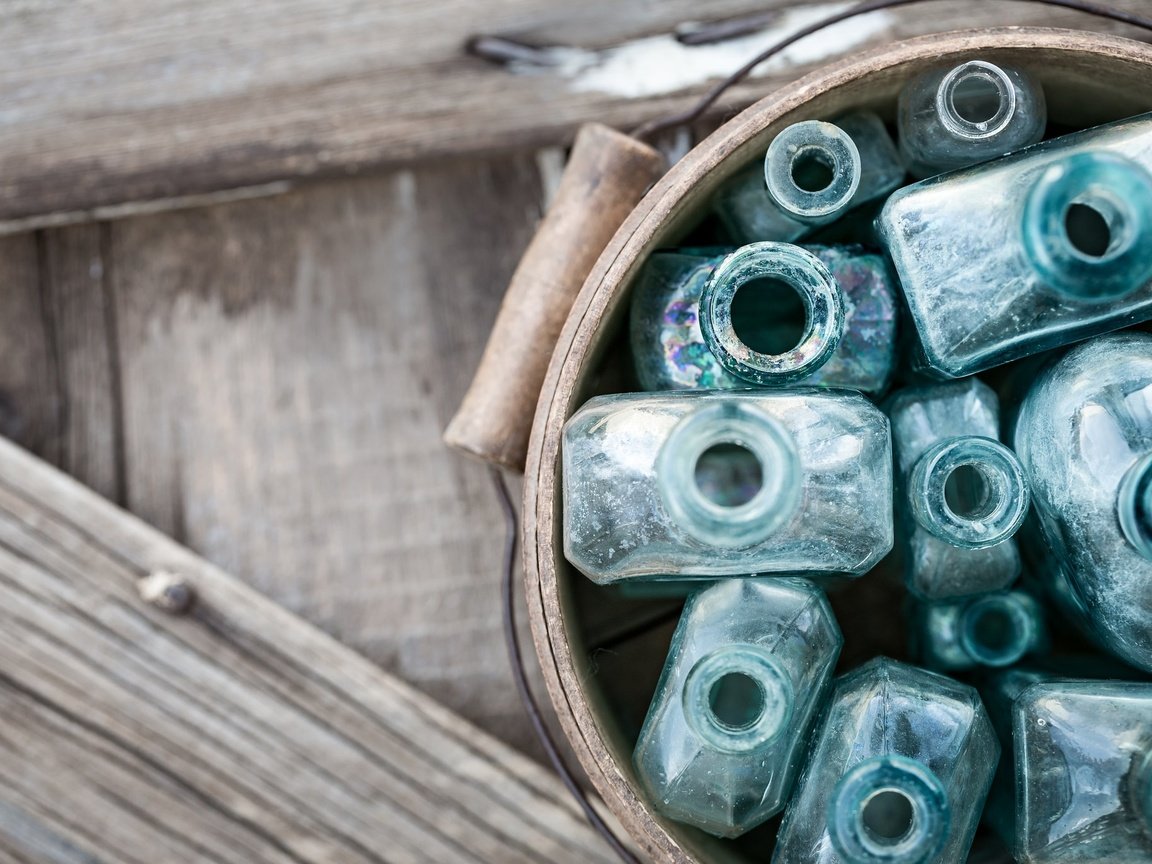 Обои фон, стекло, бутылки, ведро, деревянная поверхность, background, glass, bottle, bucket, wooden surface разрешение 2048x1365 Загрузить