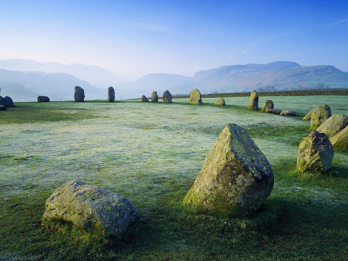 Обои горы, камни, пейзаж, поляна, равнина, кромлех, mountains, stones, landscape, glade, plain, the cromlech разрешение 1920x1200 Загрузить