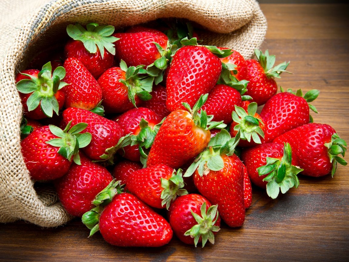 Обои клубника, ягоды, мешковина, деревянная поверхность, strawberry, berries, burlap, wooden surface разрешение 4794x3456 Загрузить