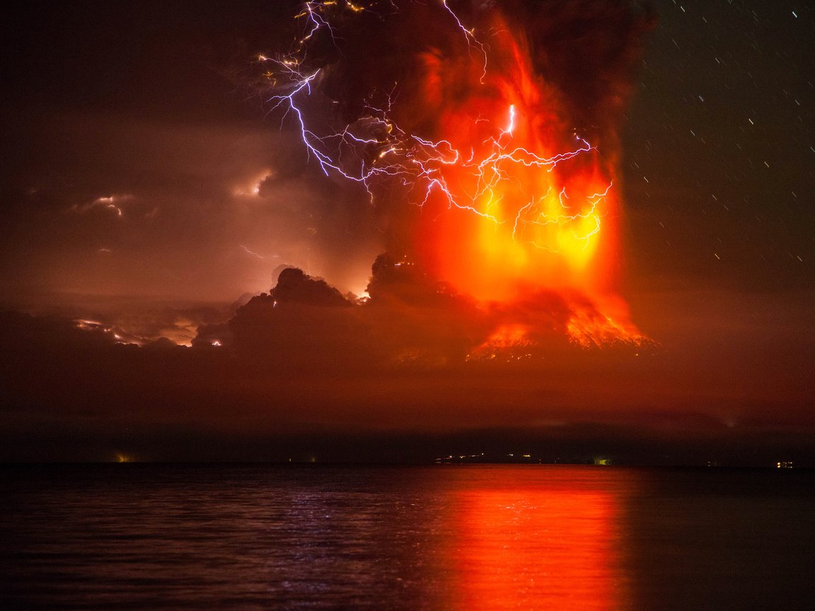 Обои природа, море, молнии, извержение, вулкан, чили, вильяррика, nature, sea, zipper, the eruption, the volcano, chile, villarrica разрешение 2560x1707 Загрузить