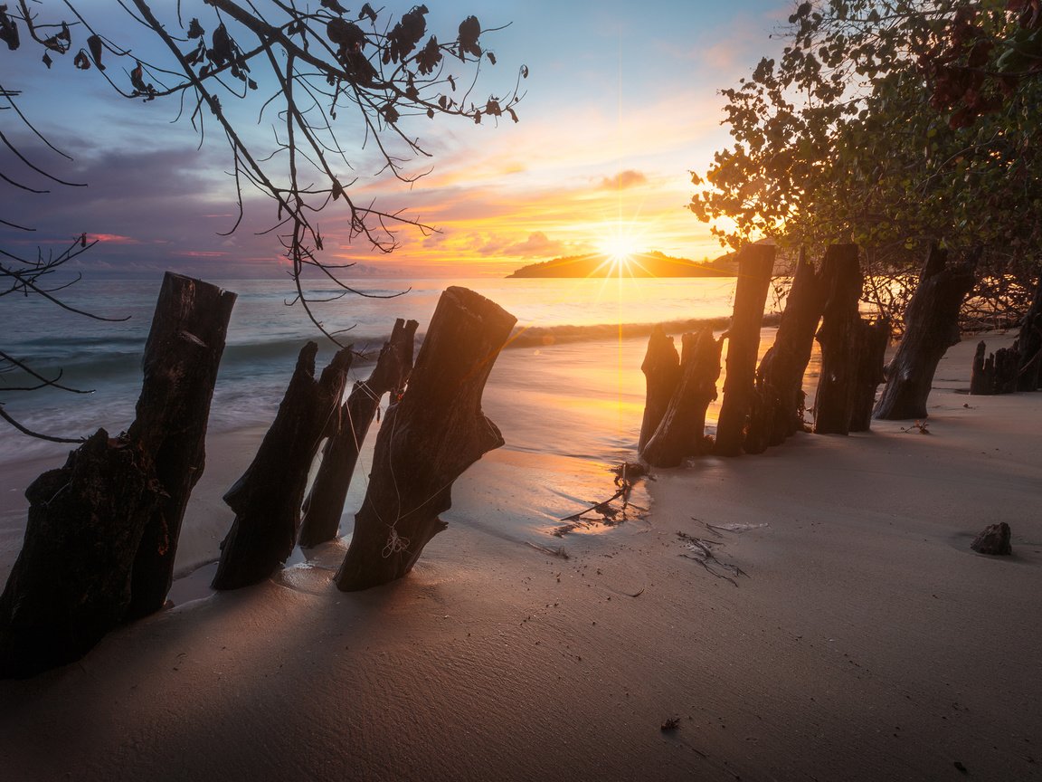 Обои природа, закат, пейзаж, море, песок, пляж, забор, nature, sunset, landscape, sea, sand, beach, the fence разрешение 2880x1800 Загрузить