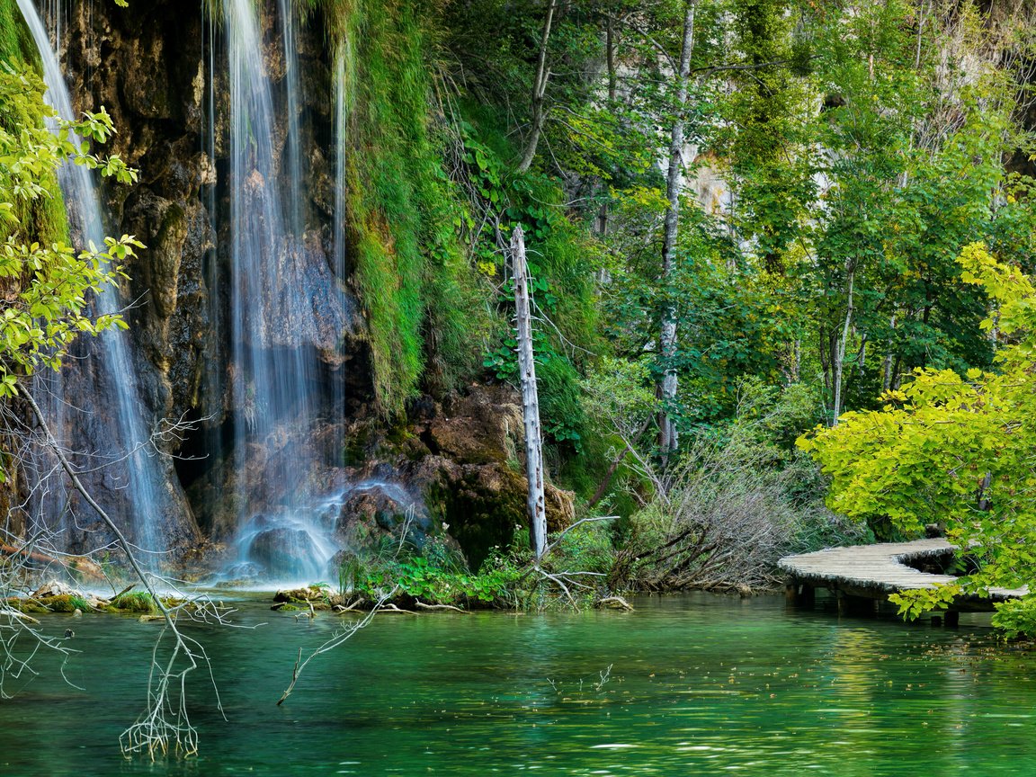 Обои озеро, скалы, камни, лес, водопад, хорватия, мостки, plitvice lakes national park, lake, rocks, stones, forest, waterfall, croatia, bridges разрешение 3140x1860 Загрузить