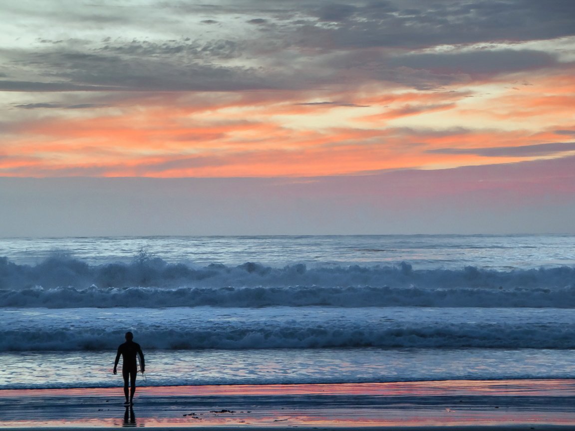 Обои небо, закат, море, пляж, горизонт, волна, человек, the sky, sunset, sea, beach, horizon, wave, people разрешение 1920x1200 Загрузить