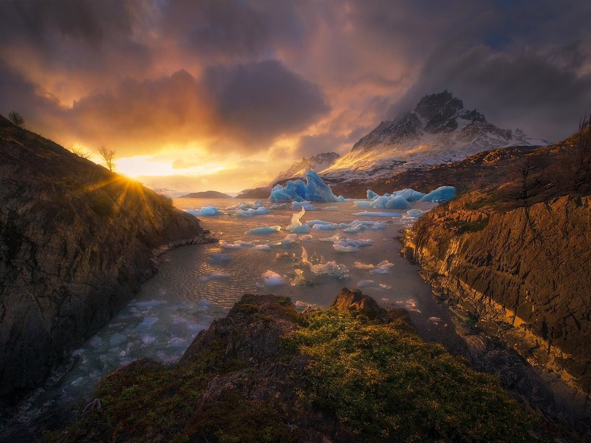 Обои горы, закат, лёд, чили, патагония, торрес-дель-пайне, marc adamus, mountains, sunset, ice, chile, patagonia, torres del paine разрешение 2048x1371 Загрузить