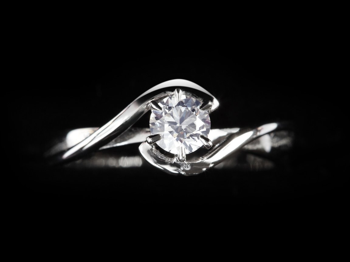 Обои кольцо, черный фон, бриллиант, ювелирные изделия, драгоценный камень, ring, black background, diamond, jewelry, gemstone разрешение 2048x1080 Загрузить