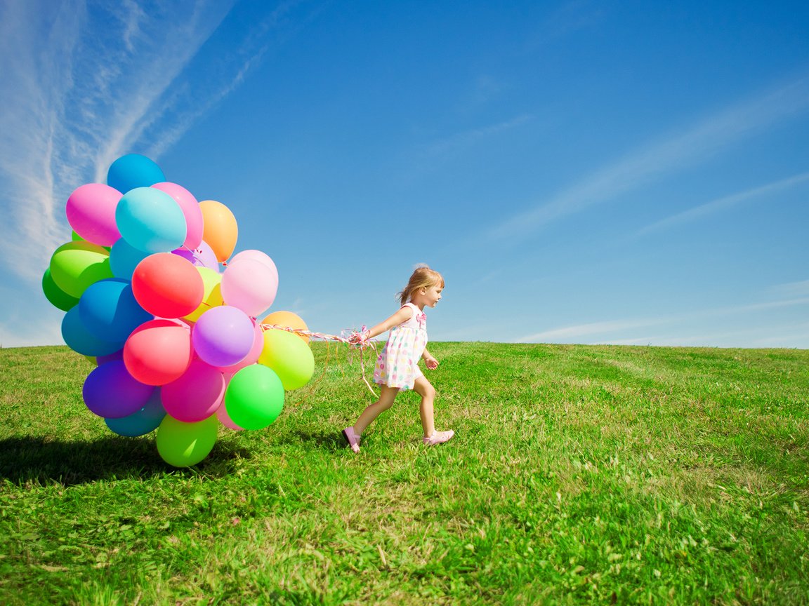 Обои небо, трава, облака, настроение, поле, девочка, ребенок, воздушные шарики, the sky, grass, clouds, mood, field, girl, child, balloons разрешение 1920x1200 Загрузить