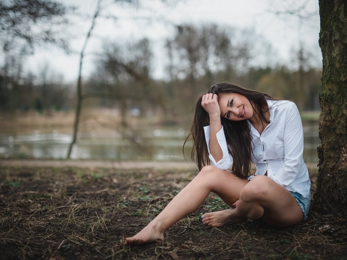 Обои природа, девушка, поза, улыбка, ножки, босиком, nature, girl, pose, smile, legs, barefoot разрешение 2048x1365 Загрузить