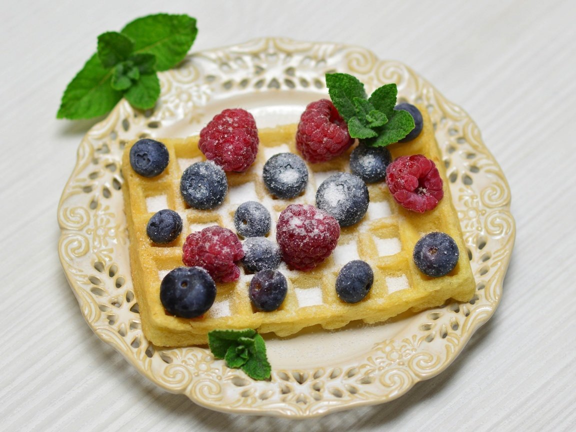 Обои мята, малина, черника, завтрак, сахарная пудра, вафли, mint, raspberry, blueberries, breakfast, powdered sugar, waffles разрешение 2048x1341 Загрузить