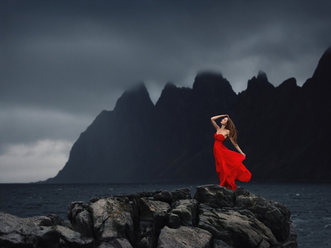 Обои красное платье, скалы, камни, берег, девушка, море, залив, модель, волосы, red dress, rocks, stones, shore, girl, sea, bay, model, hair разрешение 2048x1463 Загрузить