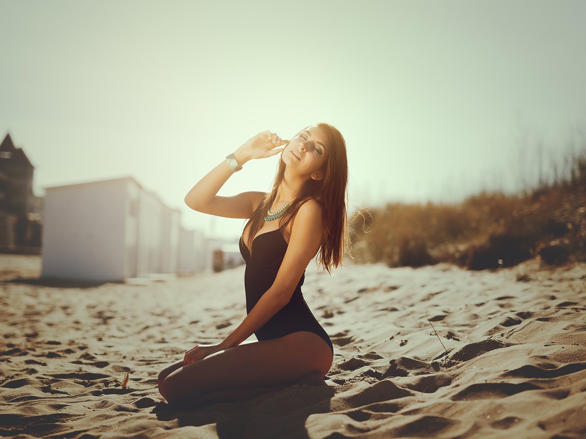 Обои девушка, на коленях, песок, модель, купальник, позирует, фотосессия, сидя, солнечный свет, girl, on my knees, sand, model, swimsuit, posing, photoshoot, sitting, sunlight разрешение 2048x1365 Загрузить