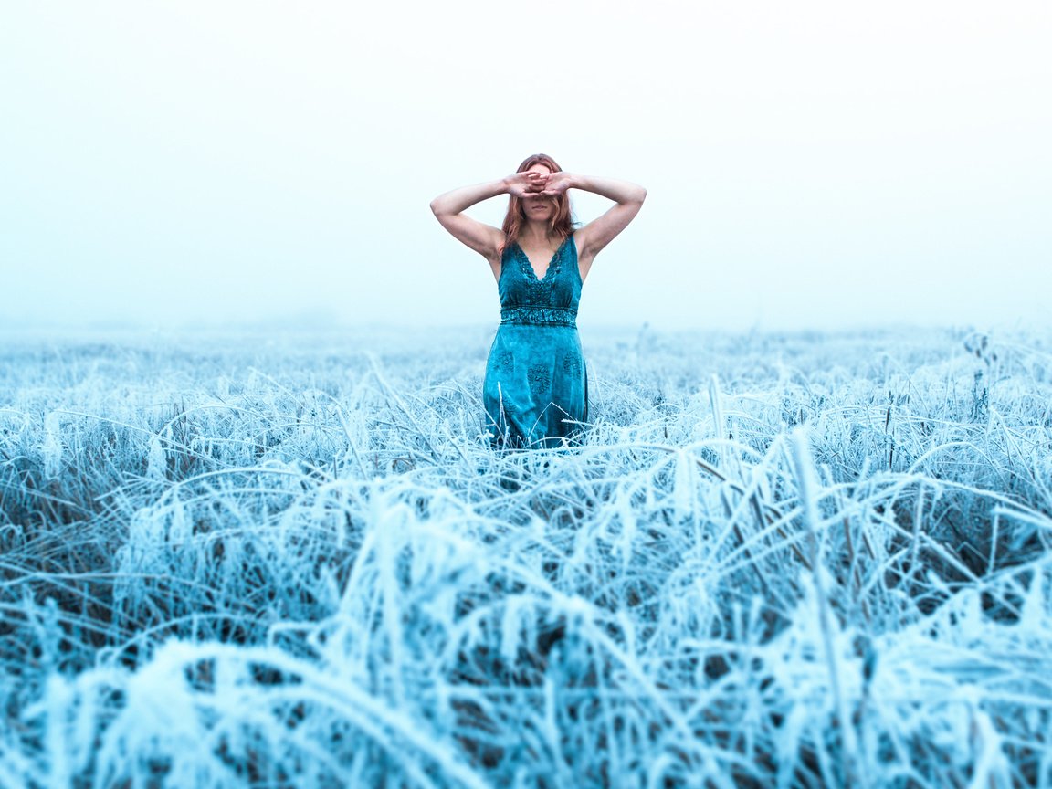 Обои трава, девушка, платье, поле, иней, холод, синее платье, lizzy gadd, grass, girl, dress, field, frost, cold, blue dress разрешение 2048x1365 Загрузить