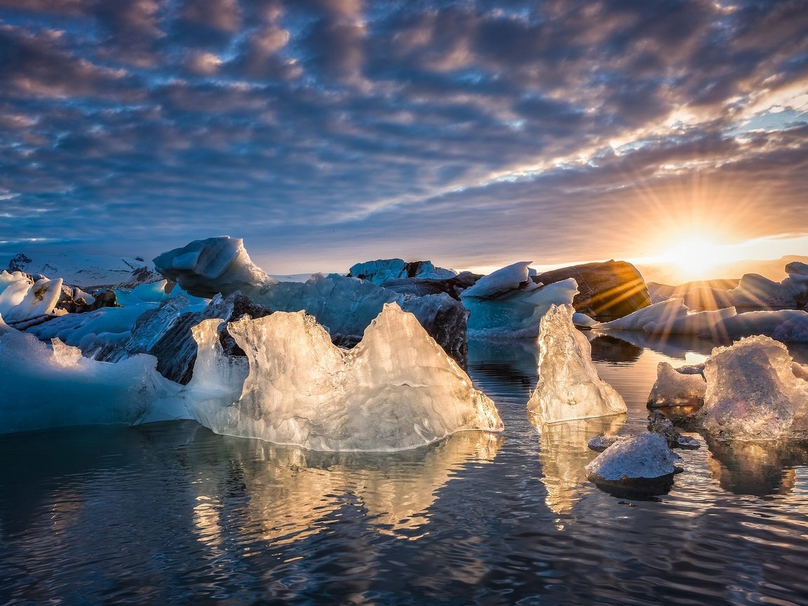 Обои небо, облака, вода, солнце, лучи, лёд, исландия, jokulsarlon, glacier lagoon, the sky, clouds, water, the sun, rays, ice, iceland разрешение 2048x1183 Загрузить