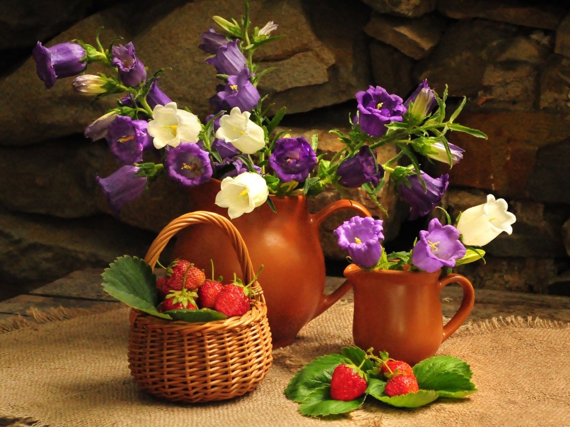Обои цветы, клубника, ягоды, корзинка, натюрморт, кувшины, flowers, strawberry, berries, basket, still life, pitchers разрешение 2560x1962 Загрузить