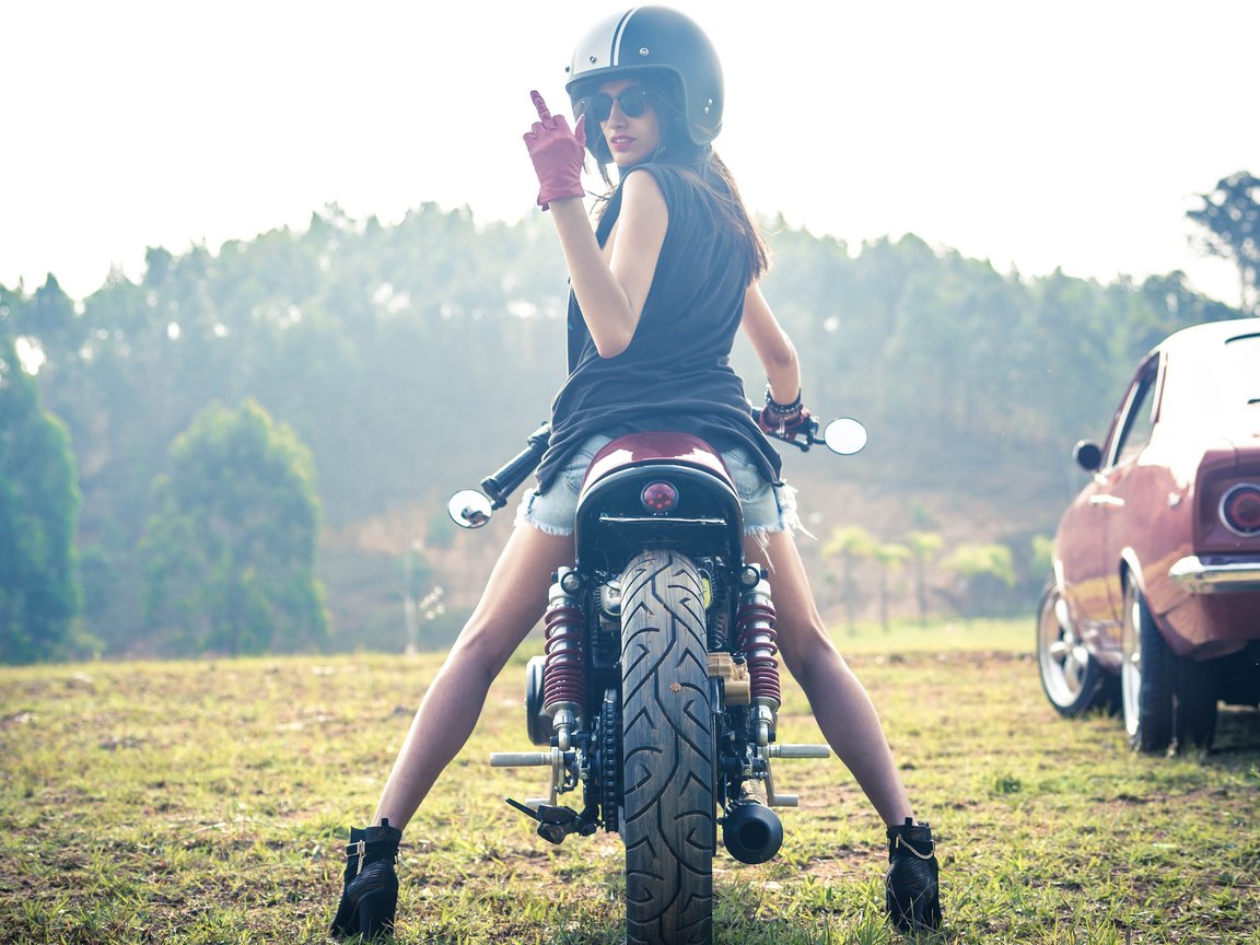 Обои девушка, шлем, очки, мотоцикл, фак, позирует, cafe racer, girl, helmet, glasses, motorcycle, fak, posing разрешение 3000x1875 Загрузить