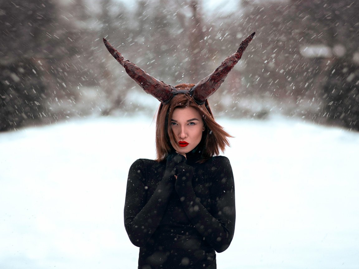 Обои снег, зима, брюнетка, рога, макияж, метель, красная помада, simona, katy sendza, snow, winter, brunette, horns, makeup, blizzard, red lipstick разрешение 2048x1187 Загрузить