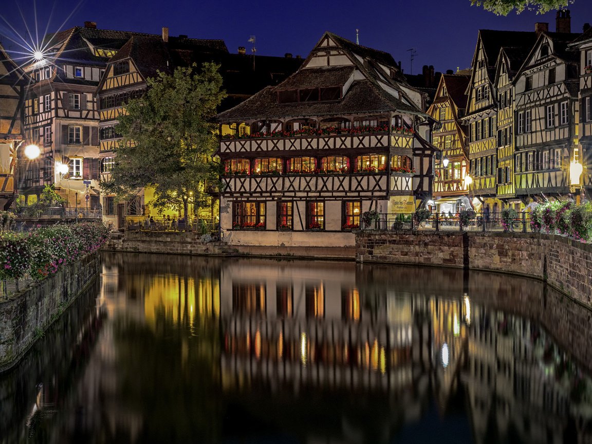 Обои ночь, огни, отражение, город, франция, страсбург, etienne ruff, night, lights, reflection, the city, france, strasbourg разрешение 1920x1200 Загрузить