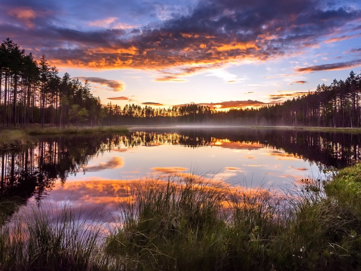 Обои небо, облака, озеро, лес, закат, отражение, туман, the sky, clouds, lake, forest, sunset, reflection, fog разрешение 1920x1123 Загрузить