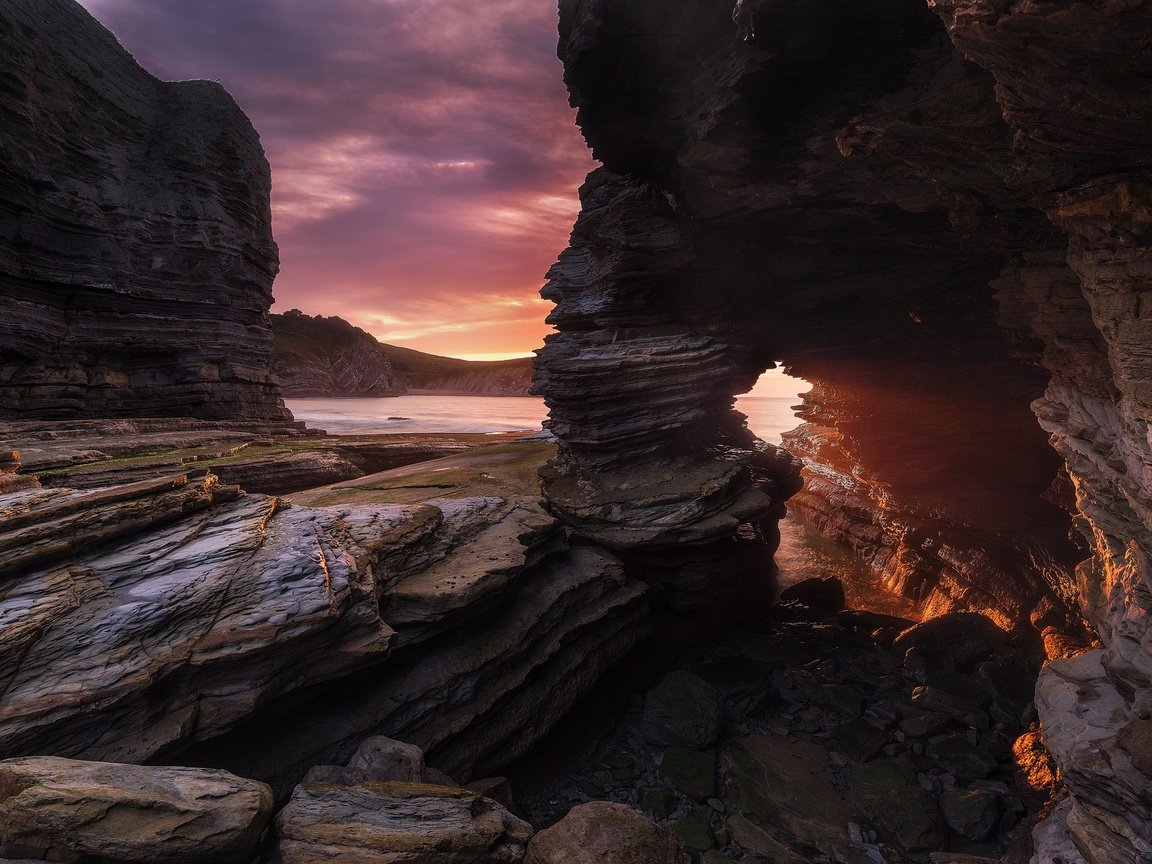 Обои небо, облака, скалы, берег, закат, море, the sky, clouds, rocks, shore, sunset, sea разрешение 2048x1367 Загрузить