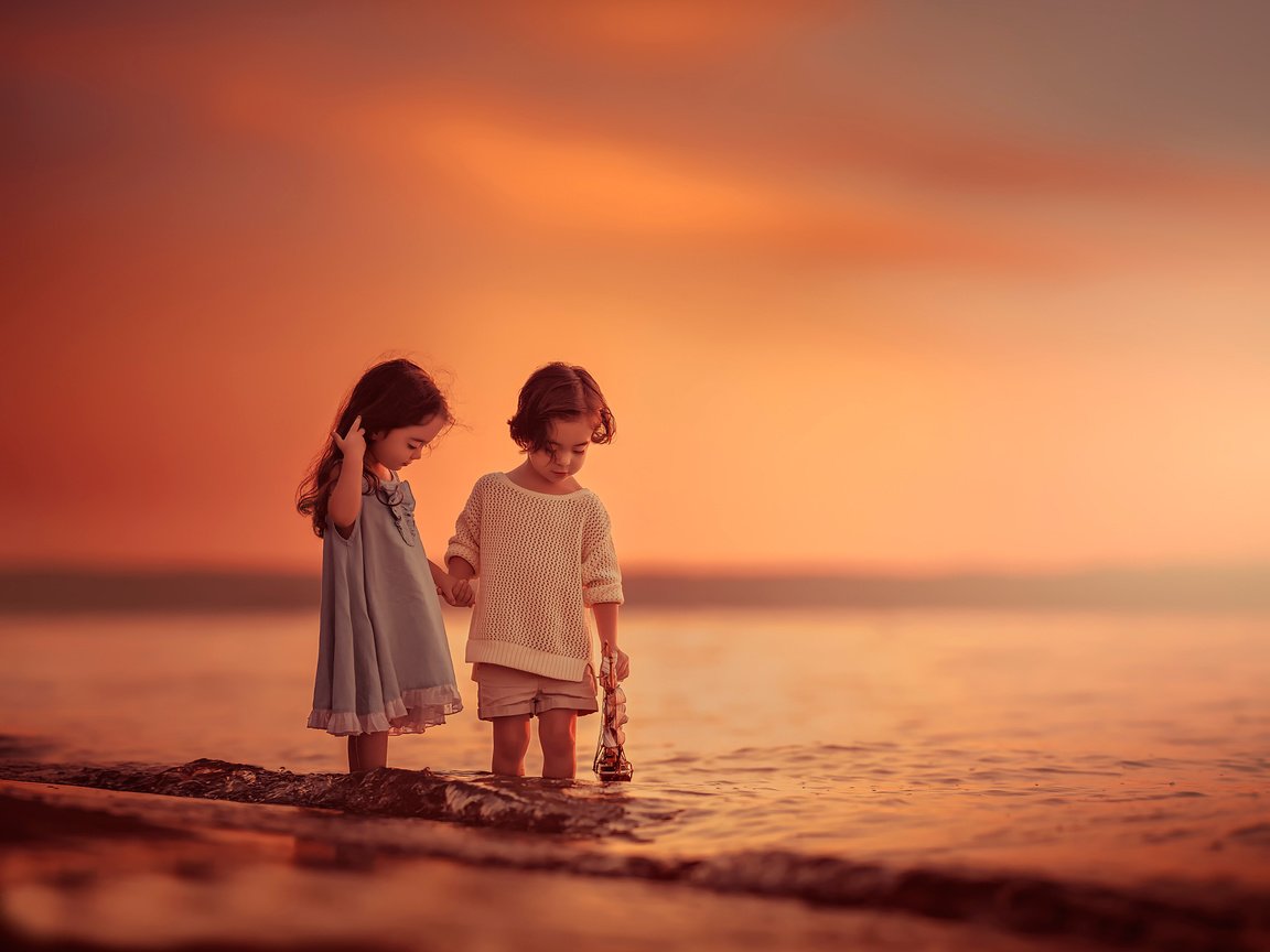 Обои закат, море, дети, девочка, мальчик, кораблик, lilia alvarado, sunset, sea, children, girl, boy, boat разрешение 2048x1616 Загрузить