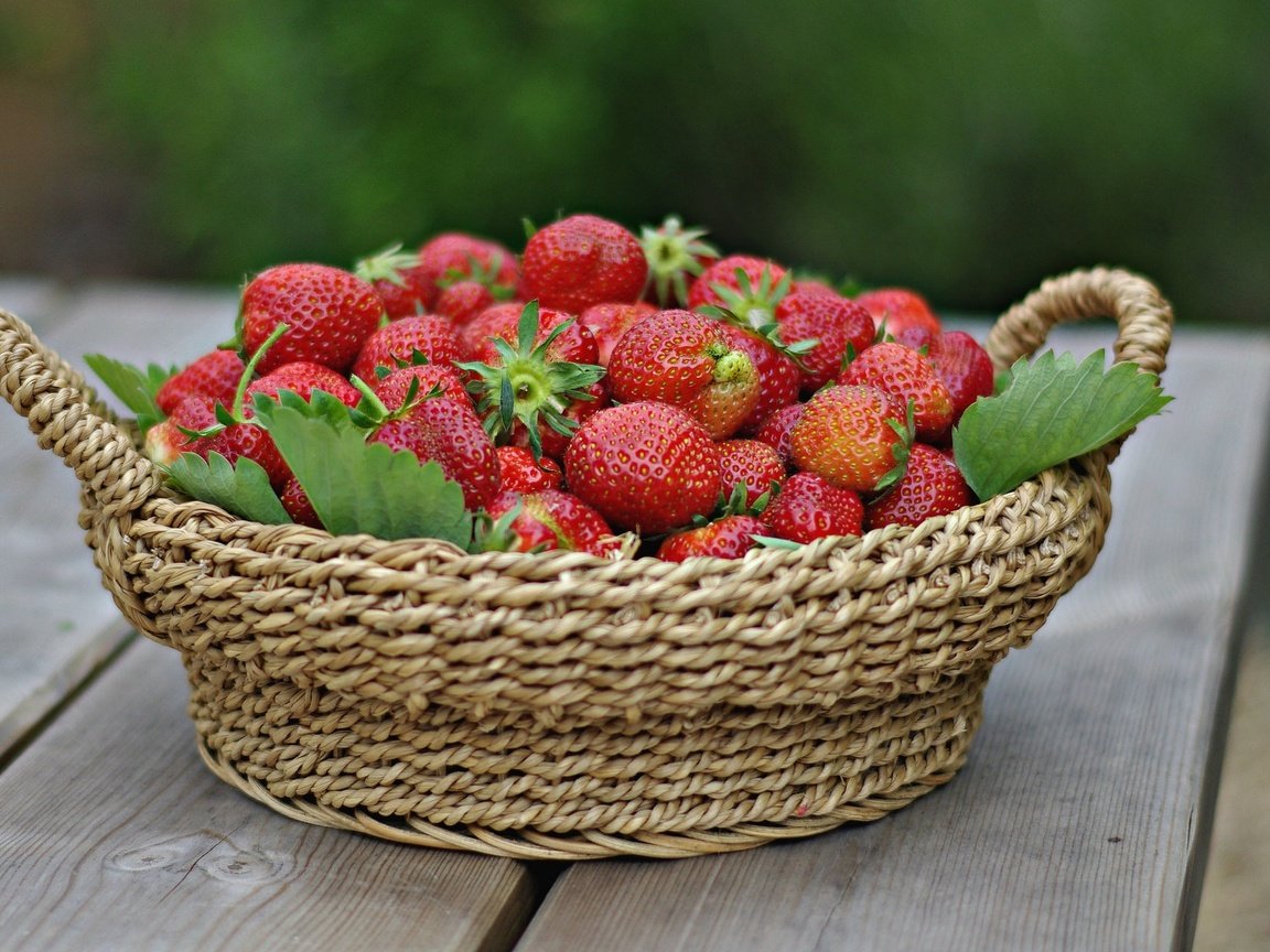 Обои ягода, клубника, спелая, корзинка, сочная, вкусная, berry, strawberry, ripe, basket, juicy, delicious разрешение 2048x1264 Загрузить