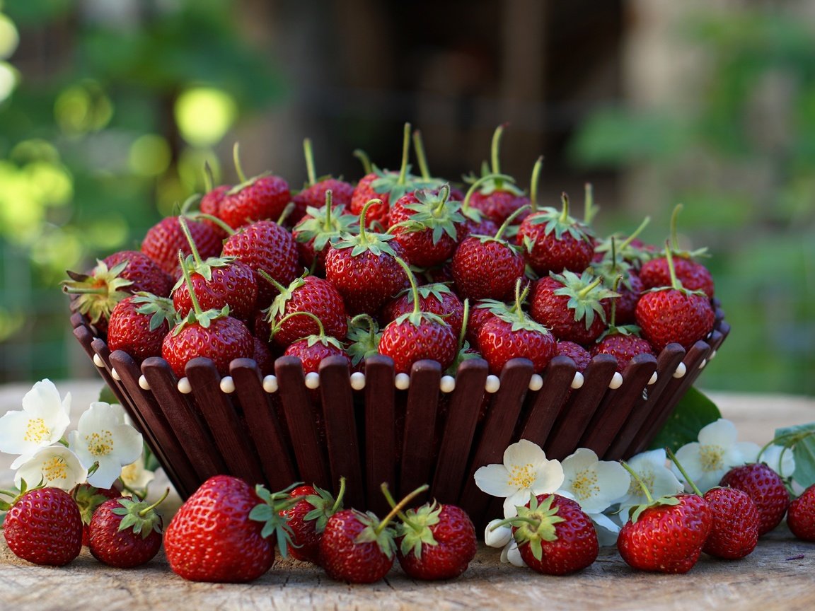 Обои ягода, красная, клубника, стол, цветочки, боке, berry, red, strawberry, table, flowers, bokeh разрешение 4500x3000 Загрузить