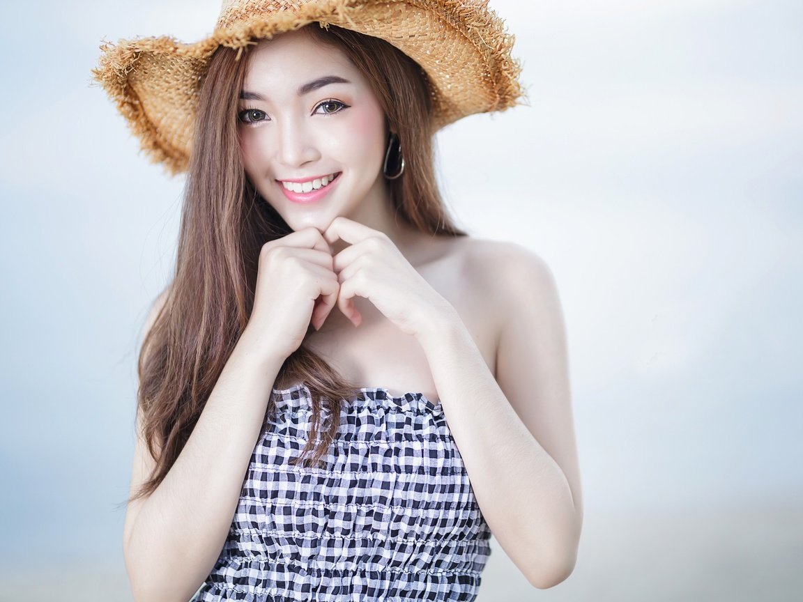 Обои девушка, настроение, фон, улыбка, руки, шляпа, азиатка, girl, mood, background, smile, hands, hat, asian разрешение 2048x1365 Загрузить