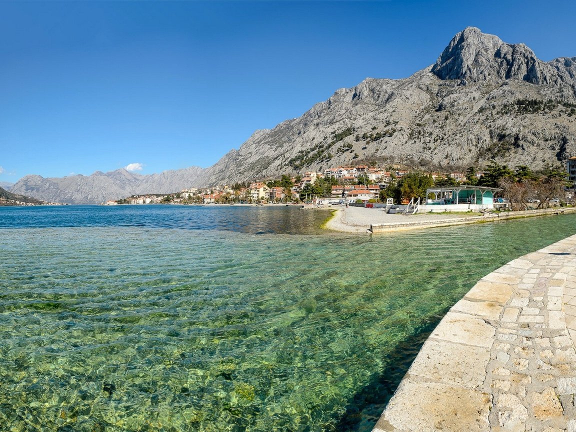 Обои небо, горы, город, залив, здания, черногория, котор, the sky, mountains, the city, bay, building, montenegro, to разрешение 2115x1100 Загрузить