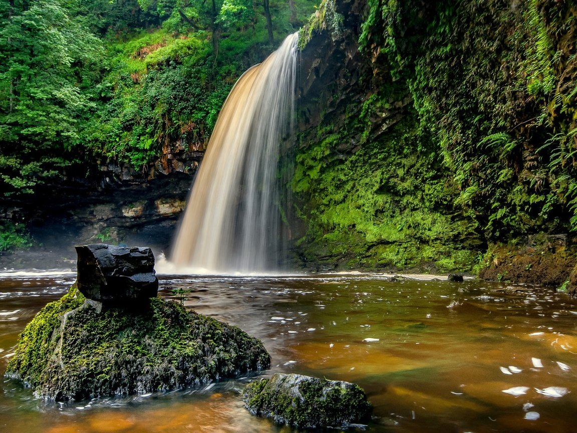 Обои скалы, камни, лес, водопад, камень, уэльс, брекон-биконс, rocks, stones, forest, waterfall, stone, wales, the brecon beacons разрешение 2048x1152 Загрузить