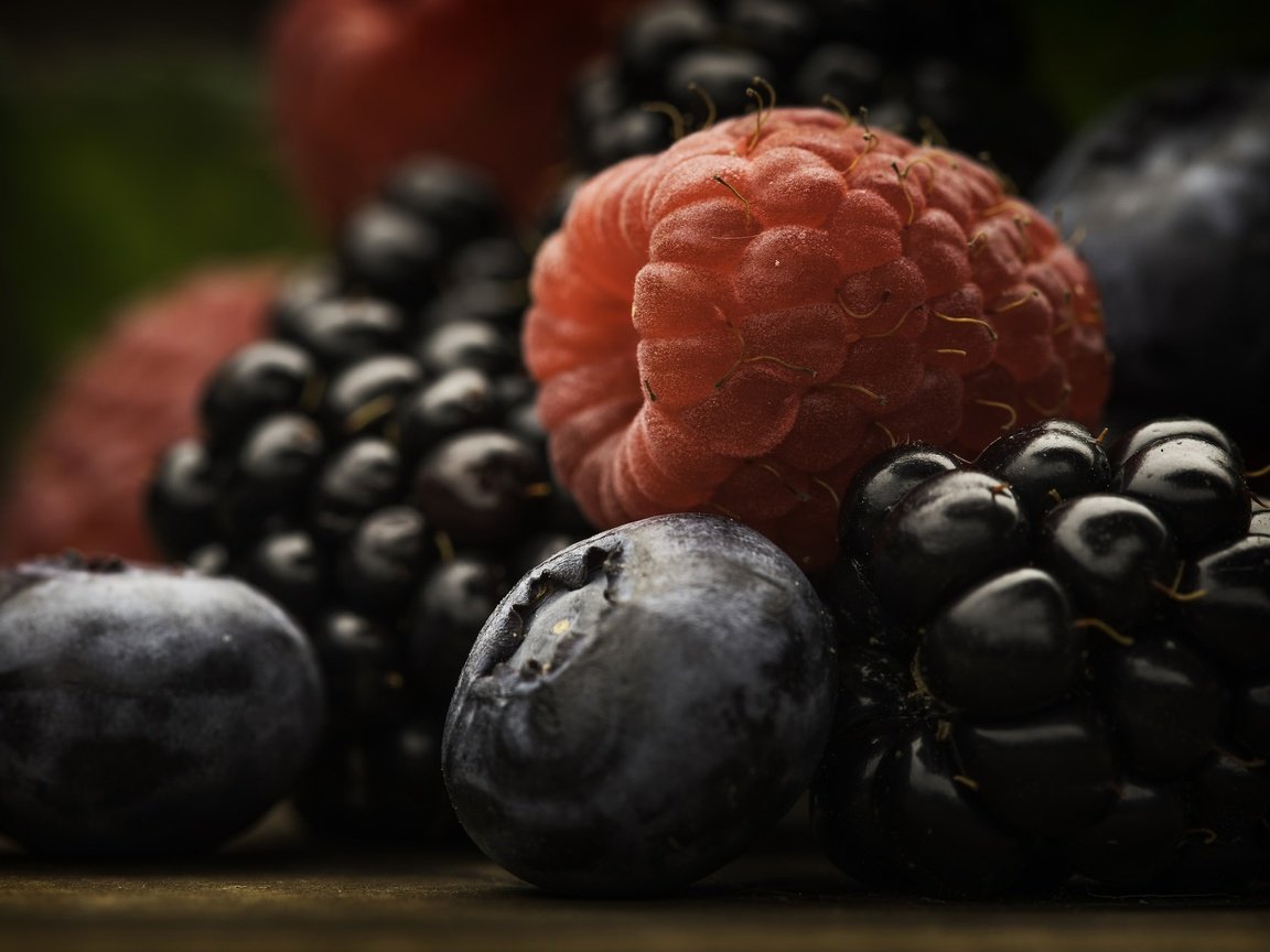 Обои макро, малина, еда, ягоды, черника, ежевика, macro, raspberry, food, berries, blueberries, blackberry разрешение 2027x1290 Загрузить