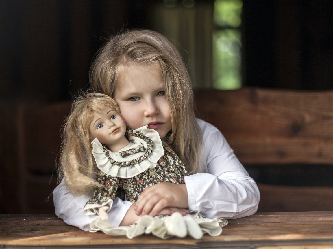 Обои портрет, взгляд, дети, девочка, кукла, волосы, лицо, ребенок, portrait, look, children, girl, doll, hair, face, child разрешение 2500x1726 Загрузить