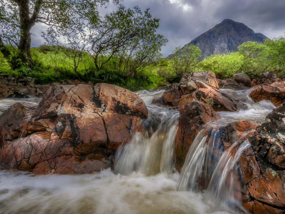 Обои деревья, река, камни, гора, водопад, шотландия, trees, river, stones, mountain, waterfall, scotland разрешение 2048x1152 Загрузить