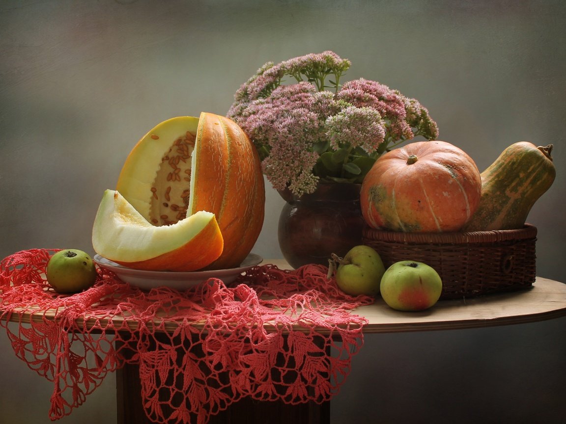 Обои цветы, яблоки, осень, салфетка, тыква, натюрморт, дыня, очиток, flowers, apples, autumn, napkin, pumpkin, still life, melon, stonecrop разрешение 2868x1937 Загрузить