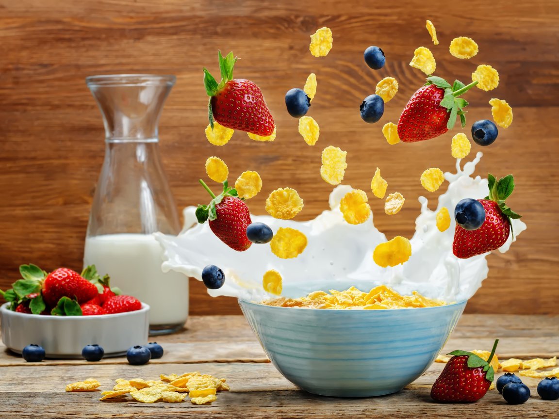 Обои ягоды, всплеск, завтрак, бутылка, молоко, 5, хлопья, berries, splash, breakfast, bottle, milk, cereal разрешение 6016x3985 Загрузить