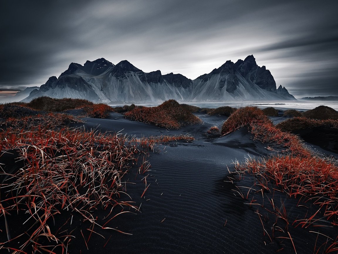 Обои небо, горы, природа, пейзаж, исландия, темно, vestrahorn islande, the sky, mountains, nature, landscape, iceland, dark разрешение 1920x1282 Загрузить