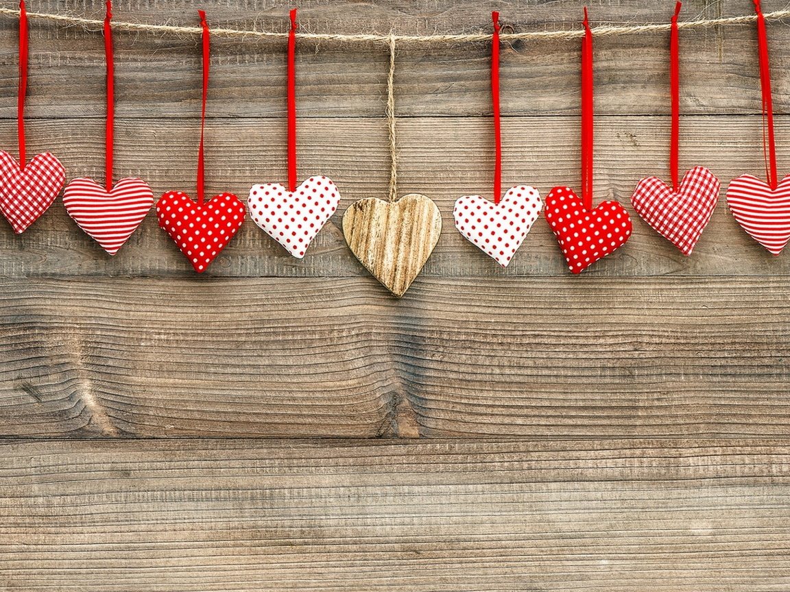 Обои сердца, веревка, сердечки, нитки, деревянная поверхность, heart, rope, hearts, thread, wooden surface разрешение 1920x1200 Загрузить