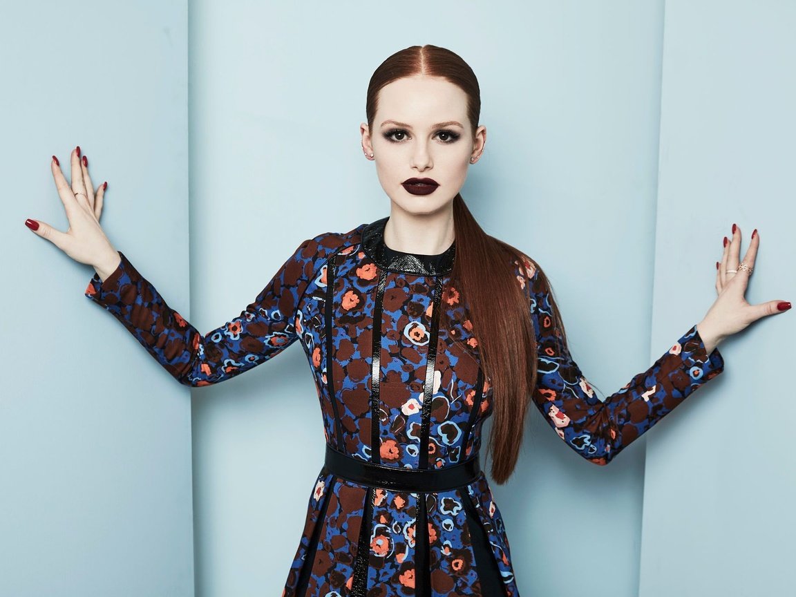 Обои madelaine petsch, девушка, мэделин петш, платье, поза, взгляд, волосы, лицо, актриса, макияж, girl, madeline pets, dress, pose, look, hair, face, actress, makeup разрешение 2048x1365 Загрузить