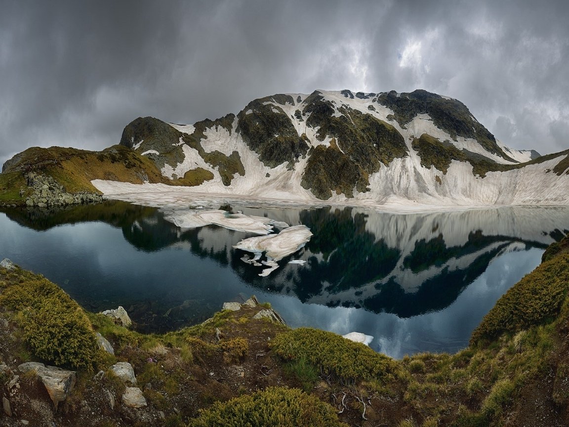 Обои озеро, горы, снег, отражение, лёд, болгария, краси матаров, lake, mountains, snow, reflection, ice, bulgaria, materov. разрешение 2033x1080 Загрузить