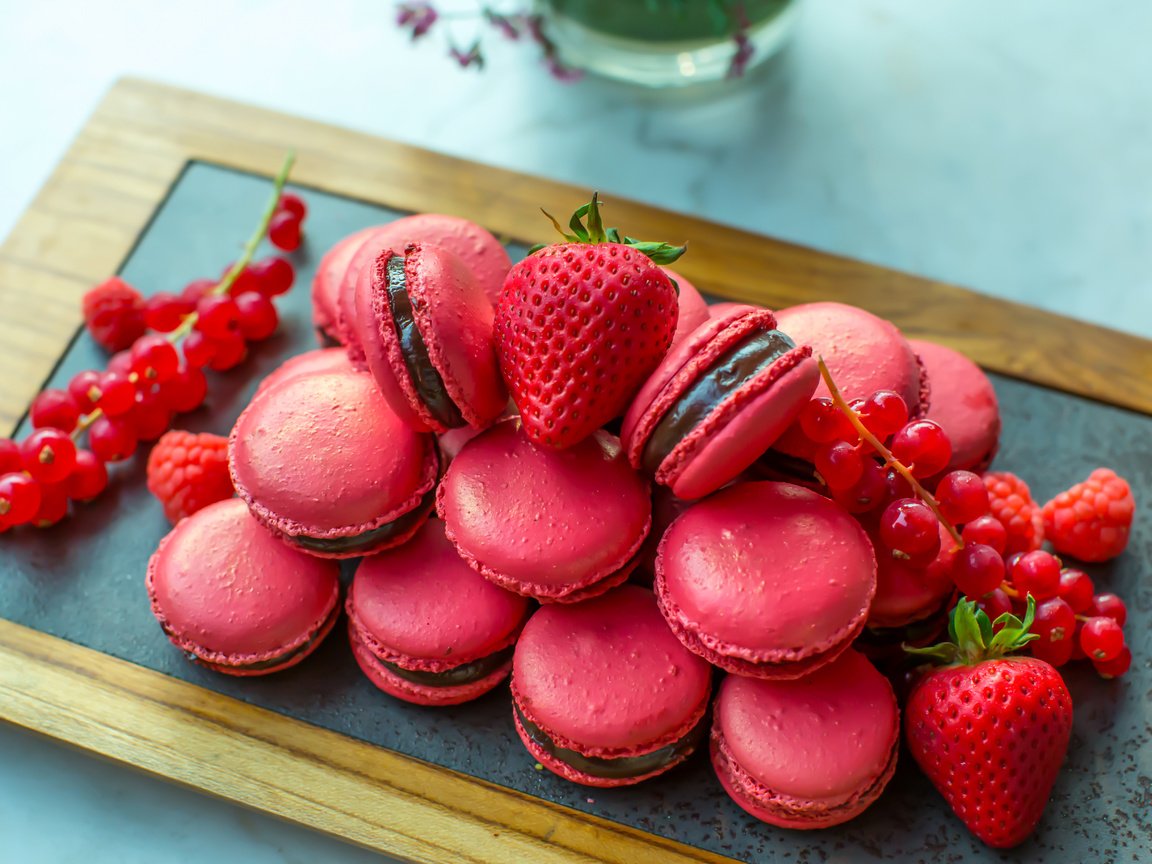 Обои клубника, розовый, сладкое, выпечка, смородина, макаруны, strawberry, pink, sweet, cakes, currants, macaroon разрешение 5416x3662 Загрузить