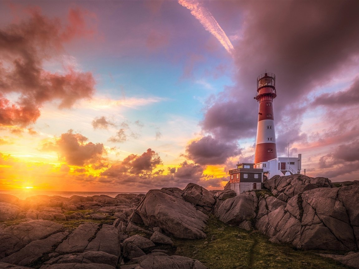 Обои небо, облака, скалы, природа, море, маяк, закат солнца, the sky, clouds, rocks, nature, sea, lighthouse, sunset разрешение 2560x1600 Загрузить