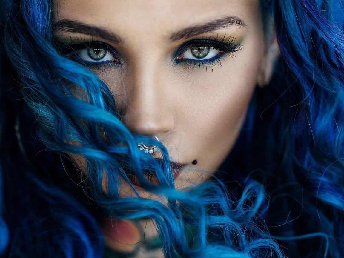 Обои девушка, синие волосы, портрет, алессандро ди чикко, взгляд, модель, кудри, губы, лицо, макияж, girl, blue hair, portrait, alessandro di cicco, look, model, curls, lips, face, makeup разрешение 2000x1333 Загрузить
