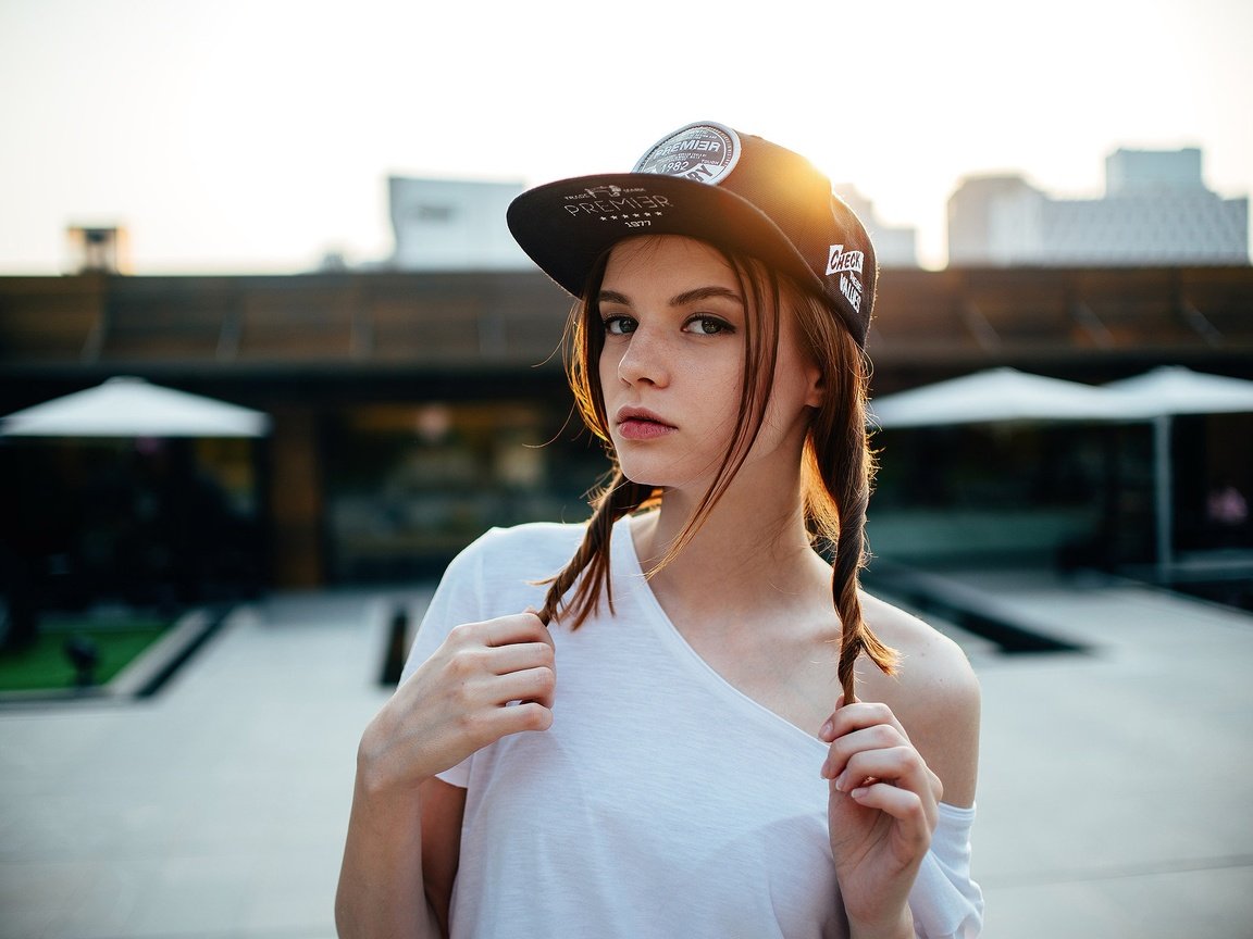 Обои девушка, портрет, взгляд, кепка, майка, шатенка, боке, girl, portrait, look, cap, mike, brown hair, bokeh разрешение 2048x1367 Загрузить