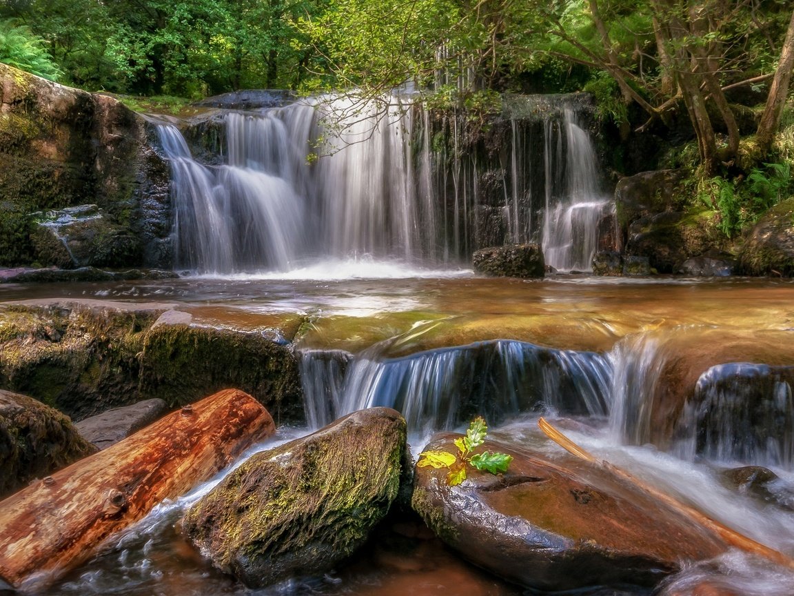 Обои камни, лес, водопад, уэльс, ллансантфраед, stones, forest, waterfall, wales, llansantffraed разрешение 2048x1152 Загрузить