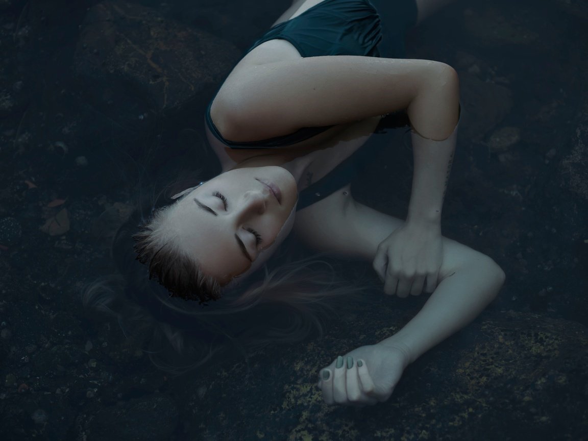 Обои девушка, лицо, лежа, закрытые глаза, в воде, greta larosa, girl, face, lying, closed eyes, in the water разрешение 5472x3648 Загрузить