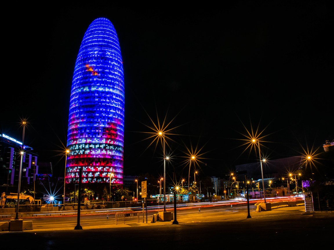 Обои ночь, torre agbar, агбар, фонари, огни, город, здание, испания, небоскрёб, барселона, башня агбар, night, lights, the city, the building, spain, skyscraper, barcelona разрешение 6000x4000 Загрузить