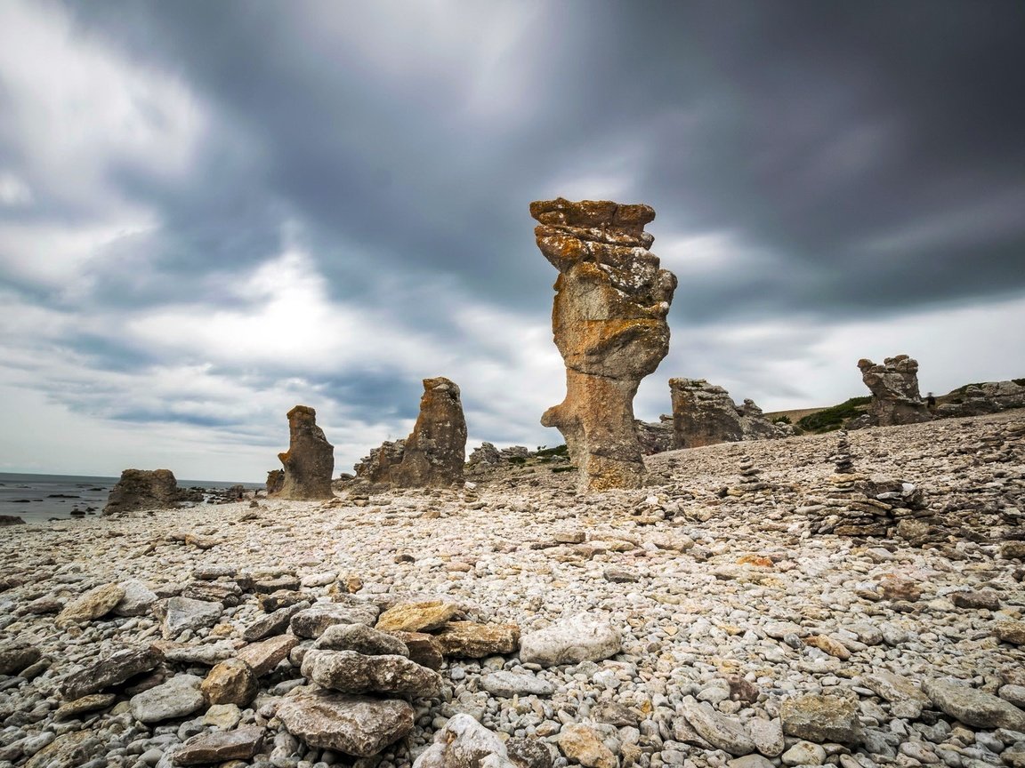 Обои камни, берег, море, stones, shore, sea разрешение 2048x1152 Загрузить