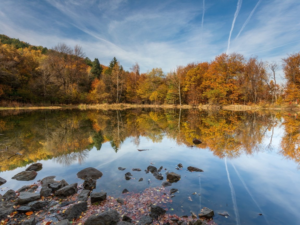 Обои озеро, природа, камни, лес, пейзаж, осень, lake, nature, stones, forest, landscape, autumn разрешение 1920x1280 Загрузить