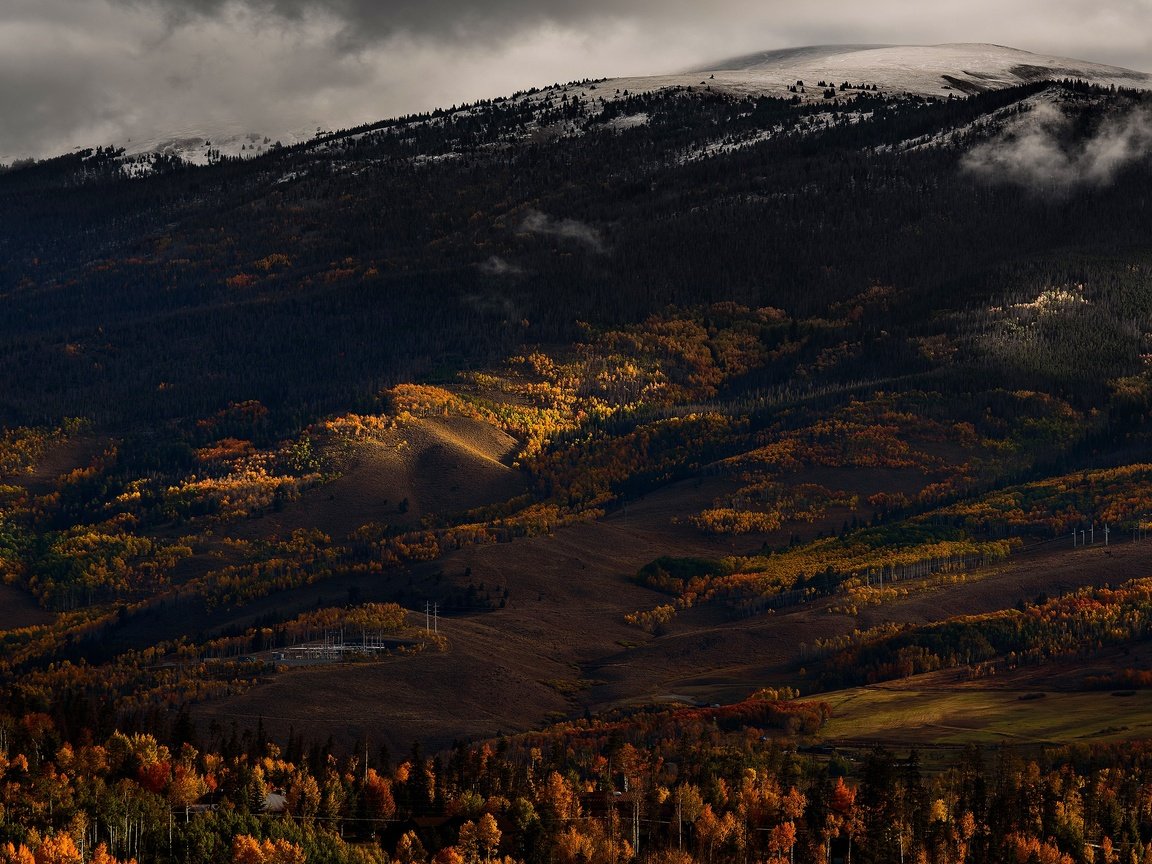 Обои горы, лес, осень, темный фон, mountains, forest, autumn, the dark background разрешение 3840x2160 Загрузить