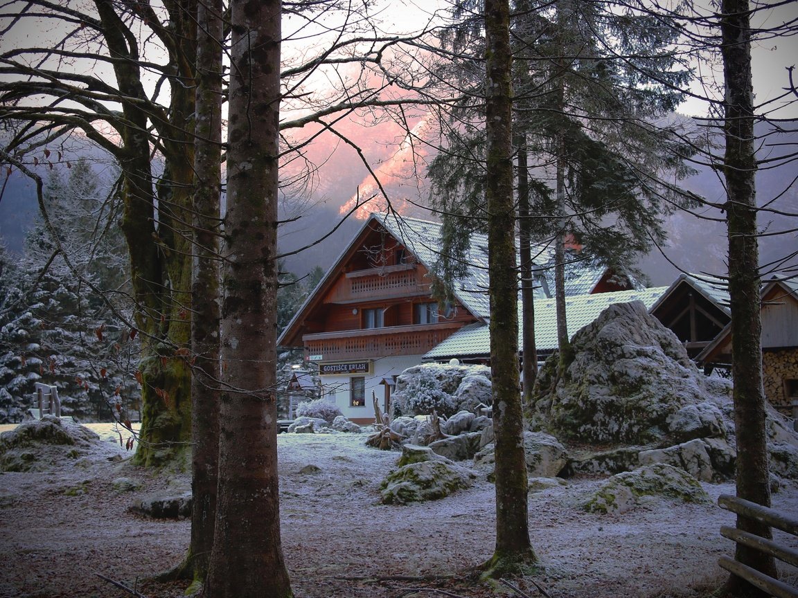 Обои горы, снег, лес, зима, дом, домик, особняк, коттедж, mountains, snow, forest, winter, house, mansion, cottage разрешение 3840x2160 Загрузить