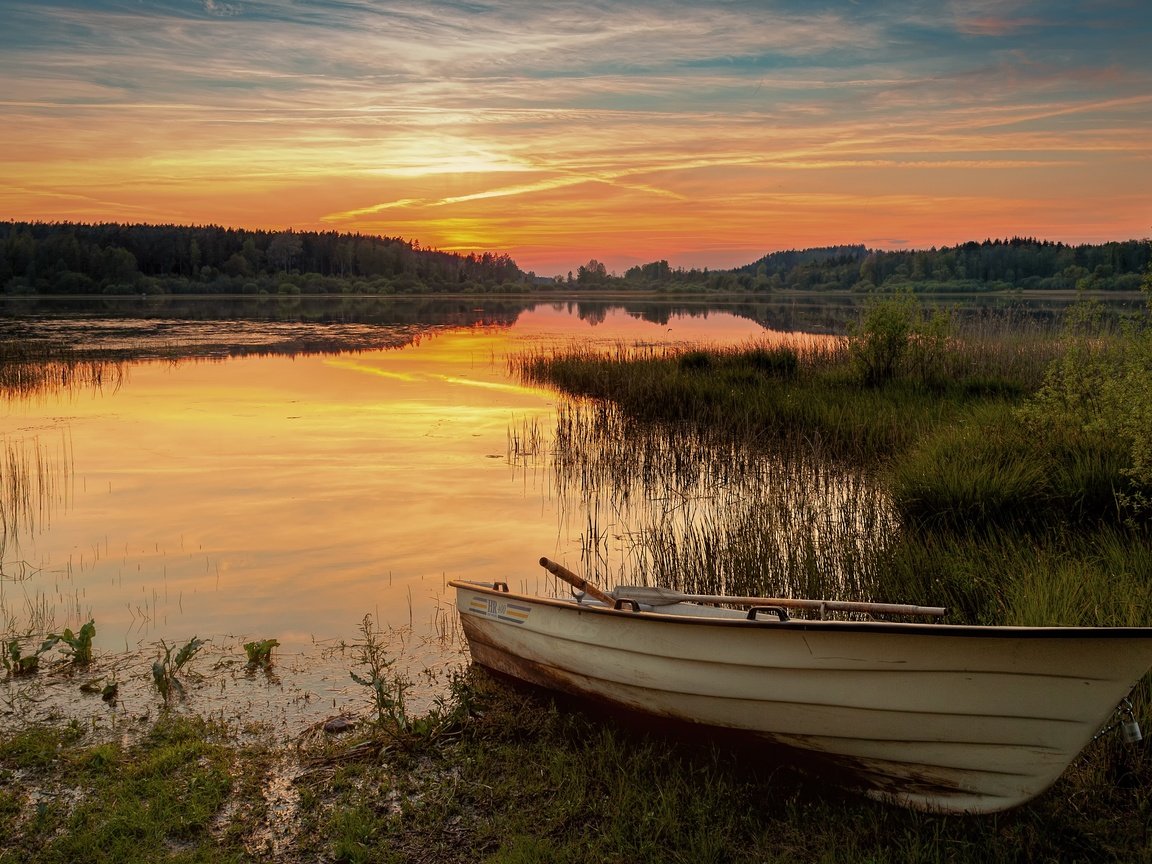 Обои лодка, небо, куст, облака, озеро, берег, лес, закат, отражение, ветки, boat, the sky, bush, clouds, lake, shore, forest, sunset, reflection, branches разрешение 3840x2160 Загрузить